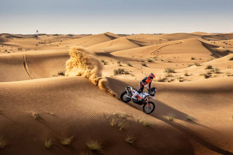 Daniel Sanders navigating the Dakar dunes on a motorbike