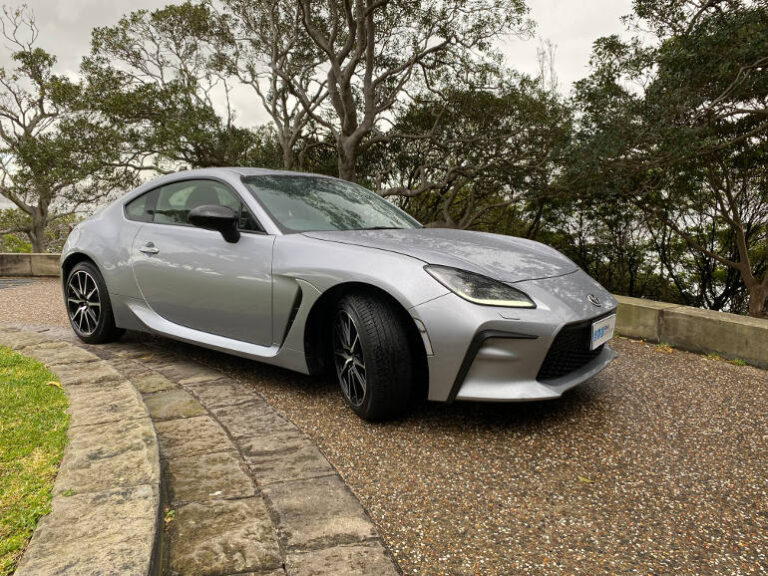 Toyota 86 in grey front view