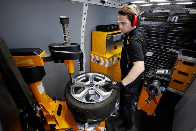 Mobile tyre fitting for fleet managers