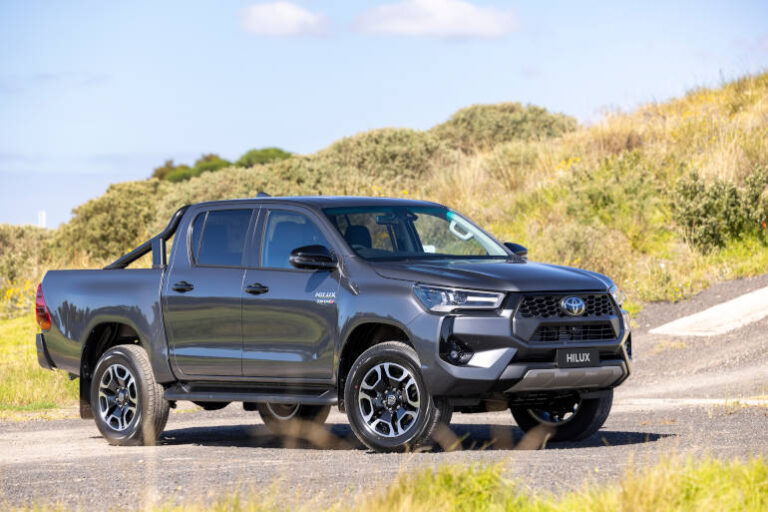 Toyota-HiLux-V-Active-Technology-on-select-4x4-double-cab-SR5