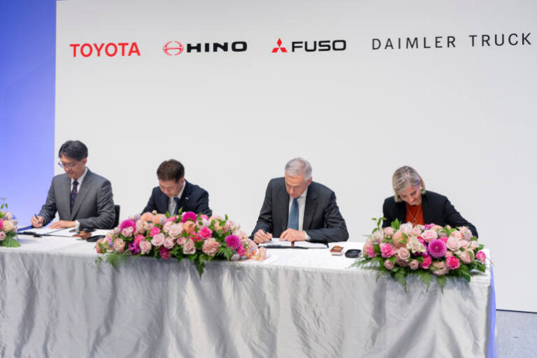 collaborating Japanese and German truck manufacturers