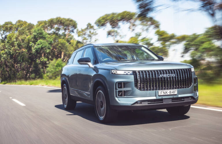 Medium SUV with hybrid engine